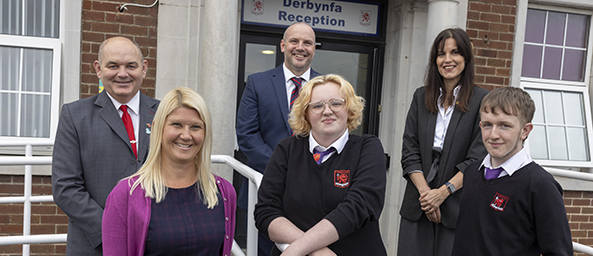 "Image of Debi Howell, LIBF with Jeremy Evans, Principality and students and teachers from Coedcae School, Llanelli who are benefitting from Principality's funding"